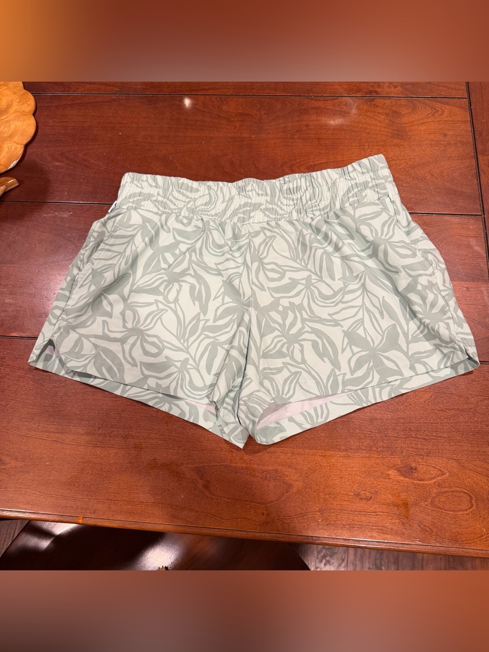 Magellan Outdoors Light Sage Leaf-Print Women’s Athletic Shorts Size Medium